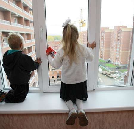 ОСТОРОЖНО! МОСКИТНАЯ СЕТКА! Как предотвратить выпадение ребёнка из окна?